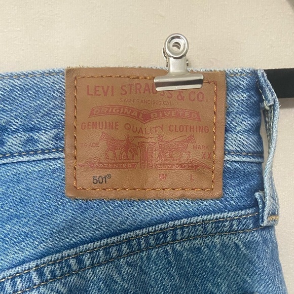 Levi's 501 Original Fit women's 26/28 medium wash distressed knee jeans EUC - Picture 4 of 10